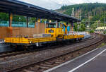 Ein Skl 53 / Klv 53 (Rottenkraftwagen/Gleiskraftwagen) der SRR-Stricker Rose Rail GmbH (Bönen) mit je einem vorangestellten und angehangenen Kla 03 (Anhänger für schweren Rottenkraftwagen) fährt am Abend des 24 Juni 2025 durch den ...