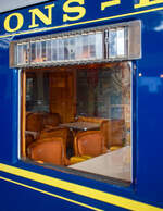 Ein kleiner Einblick von außen in den leider verschlossenen Speisewagen der Gattung WR, CIWL N° 4249 der «Blauwe Roemeen» (Blauer Rumäne), ex CIWLT 51 66 08-50 091-9 am 24