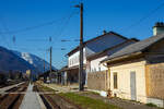 Das Empfangsgebäude Bahnhof Ebensee am Traunsee am 03 April 2025. Der Bahnhof ist an der Salzkammergutbahn (ÖBB KBS 170) und ist auf einer Seehöhe von 429,193 Meter.

Die Blickrichtung ist hier südlich bzw. Richtung Bad Ischl.