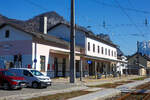 Das Empfangsgebäude Bahnhof Ebensee am Traunsee am 03 April 2025. Der Bahnhof ist an der Salzkammergutbahn (ÖBB KBS 170) und ist auf einer Seehöhe von 429,193 Meter.

Die Blickrichtung ist hier Traunsee.