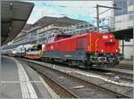 Die SBB Aem 940 025 (Aem 91 85 4 940 025-0 CH-SBB I) wartet mit dem mächtigen Rhomberg Sersa KRC 1200 Kranwagen (CH RSRM99 85 9219 102-2) und zwei Begleitwagen (33 85 4505 172-8 TEN-CH WASCO Sgmmns und 33 85 4505 173-6 TEN CH-WASCO Sgmmns) in La ...