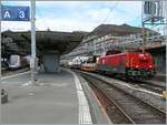 Die SBB Aem 940 025 (Aem 91 85 4 940 025-0 CH-SBB I) wartet mit dem mächtigen Rhomberg Sersa KRC 1200 Kranwagen (CH RSRM99 85 9219 102-2) und zwei Begleitwagen (33 85 4505 172-8 TEN-CH WASCO Sgmmns und 33 85 4505 173-6 TEN CH-WASCO Sgmmns) in La ...