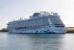 Das gewaltige Kreuzfahrtschiff NORWEGIAN GETAWAY der US-amerikanischen Reederei Norwegian Cruise Line Corporation Ltd. (NCL) liegt am 15 Mai 2022 am Warnemünde Passagierkai, Pier 8. Lieder hier etwas im Gegenlicht.

Wenn man bedenkt dass das Warnemünde Cruise Center für einen Passagierwechsel von bis zu 2.500 Personen am Tag ausgelegt ist, würde es bei diesem Schiff  mit bis zu 4.000 Passagier alleine 1 1/2 Tage brauchen um die kompletten Passagier zu wechseln. Schlimmer wäre aber solch ein Schiff kommt mal in Seenot, wie lange bracht es da um die fast 6.000 Menschen (Passagiere und Besatzungen) sicher von Bord zu bekommen. Da machen wir doch lieber Schienen-Kreuzfahrten. 

TECHNISCHE DATEN der Norwegian Getaway:
Flagge: Bahamas
Bauwerft: Meyer Werft GmbH Papenburger, Deutschland (Baunummer S.692) 
Baureihe: Breakaway-Klasse
Kiellegung / Stapellauf / Übernahme: 30.10,2012 / 02.11. 2013 / 10.01.2014	
Vermessung: 145.655 BRZ
Länge: 324 m
Breite auf Spanten: 39,7 m (über alles 52 m)
Anzahl der Decks: 18
Anzahl der Passagierkabinen: 2.015
Passagiere: 3.963
Besatzung: ca. 1646
Energieversorgung:4 MAN-Dieselgeneratoren
Propeller:	2 × Azipod
Maschinenleistung gesamt: 67.200 kW (84.840 PS)
Antriebsleistung (Dieselelektrischer Antrieb): 42. 000 kW (42 MW)
Max. Geschwindigkeit:  21,5 kn (40 km/h)
Anzahl der Restaurants: 21
Anzahl der Pools: 3

Quellen: Meyer Werft, NCL, Rostock PORT/ Rostock.de, Wikipedia
