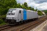 Die an die Raildox vermietete Railpool 185 695-4 (91 80 6185 695-4 D-Rpool) fährt am 07.06.2022 als Lz  bzw. auf Tfzf (Triebfahrzeugfahrt) durch den Bahnhof Kirchen (Sieg) in Richtung Köln. 

Nochmals einen lieben Gruß an den netten Lokführer  zurück. 

Die TRAXX F140 AC2 wurde 2011 von Bombardier in Kassel unter der Fabriknummer 34958 gebaut und an die Railpool GmbH (München) als 185 695-5 (91 74 0185 695-5 S-Rpool), mit Zulassung für Schweden und Norwegen,  geliefert. Von 2012 bis 2015 war sie in Skandinavien für die TX Logistik AB (Helsingborg / S) unterwegs. Im Jahr 2015 bekamm sie einen Umbau für den Einsatz in Deutschland und Österreich, sowie die NVR-Nummer 91 80 6185 695-4 D-Rpool.
