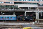 Die SJ Rc6E 1401 (S-SJ 91 74 106 1401-5) der SJ - Statens Järnvägar AB (ehemalige Schwedischen Staatsbahnen) erreichtt am 21 März 2019 mit einem Personenzug Stockholm Central (Stockholm