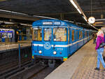 U-Bahn Stockholm, schwedisch Stockholms tunnelbana:  Ein U-Bahn-Zug, bestehend aus mehreren Triebwagen, der SL Baureihe C6 erreicht am 21.03.2019 die Station Gamla Stan.