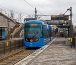   Zwei gekuppelte dreiteilige CAF Urbos AXL der SL (AB Storstockholms Lokaltrafik), SL Baureihe A35, als Linie 22 erreichen am 21.03.2019 die Endhaltestellen Solna Station.