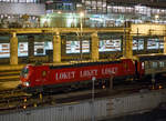   Die an Snälltåget  (ein Unternehmen Transdev Sverige AB) vermietete Siemens Vectron AC 193 288-8 (91 80 6193 288-8 D-ELOC) der ELL - European Locomotive Leasing, verlässt am Abend des 20.03.2019 mit