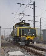Die SNCF C 20155 UIC N° 97 85 1 932-0 (ex SBB Ee 3/3 II 16515, ex SNCF C 20155) des Verein  Team C-20155  wartet in Balsthal bis der R22 gewendt hat, um dann am Bahnsteig können