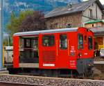 Tm 2/2 II - 983 (Tm 172 983-9) der der zb (Zentralbahn) abgestellt am 29.09.2012 in Meiringen. Der 1.000 mm Diesel-Traktor wurde 1966 unter der Fabriknummer 1763 von RACO (Robert Aebi AG, Zürich) als Typ 95 SA3 RS gebaut und an die SBB ausgeliefert. 

Die Tm 2/2 II sind kleine zweiachsige Bautraktoren der Schweizerischen Bundesbahnen (SBB) und verschiedener Privatbahnen, die seit 1950 über einen Zeitraum von fast 20 Jahren und in großer Stückzahl beschafft wurden. Sie wurden wie hier in der Schmalspur, aber auch in Normalspur-Ausführung gebaut.

Die Rangiertraktoren haben eine gedeckte Ladefläche für den Materialtransport und ein großräumiges, geschlossenes Führerhaus. Der Dieselmotor der Firma Saurer entwickelt eine Leistung von 70 kW, die Höchstgeschwindigkeit beträgt 45 km/h Der Motor treibt über ein mechanisches Getriebe und Ketten beide Achsen an. Die werksseitige Typenbezeichnung bei Aebi war 95 SA3 RS.

TECHNISCHE DATEN:
Spurweite: 	1.000 mm
Achsformel:  B
Länge über Kupplung:  6.070
Höchstgeschwindigkeit:  45 km/h
Installierte Leistung:  70 kW
Motorentyp:  Saurer
Leistungsübertragung:  mechanisches Viergang-Schaltgetriebe, über Ketten auf beide Achsen
Kupplungstyp:  Mittelpufferkupplung
