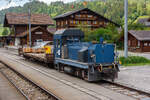 Tm 2/2 - 6  der MOB (Montreux–Berner Oberland-Bahn) steht am 28.05.2012, mit dem vierachsige Flachwagen Baudienst X 46 (ex Rko 822, Baujahr 1914) im Bahnhof Saanen.