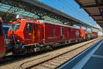 Losch- und Rettungszuge/725385/der-loesch--und-rettungszug-lrz-lausanne Der Lösch- und Rettungszug (LRZ) 'Lausanne' der SBB hat einen liegengebliebenen IR am 29.05.2012 in den Bahnhof Lausanne geschleppt. Bei der SBB sind nur wenige Dieselloks vorhanden, so greift man hier auf den LRZ zurück und dieser wird auch mal bewegt.

Der Lösch- und Rettungszug ist dreiteilig, LRZ  'Lausanne'  besteht aus:
Rettungsfahrzeug XTmas 99 85 9147 004-3 auf Basis des Windhoff MPV mit Unterflurantrieb, 2 x 390 kW (MTU- PowerPack),
Tanklöschwagen Xans 99 85 9375 004-0  Basisfahrzeug (JMR) mit einem Tankvolumen von 48 m³ Wasser und 1,5m³ Schaummittel, der Wagen hat keinen eigenen Antrieb.
Gerätefahrzeug XTmas 99 85 9177 004-0 auf Basis des Windhoff MPV mit Unterflurantrieb, 2 x 390 kW (MTU- PowerPack),
Die Führerstände und die Container sind druckdicht und haben eine Atemluftversorgung, der beträgt insgesamt ca. 1,5 Mio. Liter, dies reicht für eine Einsatzdauer von 4,5 Stunden.
Die Lösch- und Rettungszüge vom Typ LRZ 08 sind von einem Konsortium unter der Führung der Windhoff Bahn- und Anlagentechnik aus Rheine mit den Partnern Dräger Safety, Joseph Meyer und Vogt AG gelieferte worden. 