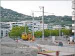 Im  neuen  CEV MVR Bahnhof von Vevey werden die Gleise gestopft.