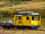 Der Fahrleitungs-Turmwagen RhB Xm 2/2 9916 steht am 06.09.2021, mit dem Mastentransportwagen bzw.