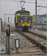 Im Rahmen der offenen Tür des Modellbahnclubs Balsthal zeigt sich die herrlich restaurierte SNCF C 20155 UIC N° 97 85 1 932-0 (ex SBB Ee 3/3 II 1615, ex SNCF C 20155) und bietet zwischen Balsthal und Klus Führerstandsmitfahrten an. 
Das Bild zeigt die Lok bei der Weiche 12, wo sie auf die Abfahrt des planmässigen Zuges nach Oensingen wartet, damit sie zum Bahnsteig fahren kann. 

8.November 2025