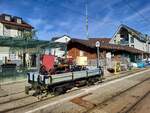 Autour de la voie ferrée / Rund um die eiserne Bahn (Herbstevent 2024) Der LEB M51 beladen mit einem RhB Dm 1/2 und einem Dh 1/2 in Blonay, wobei bei dem von Hand betriebenen Dh 1/2 das  h  sowie auch die 1/2 seltsam sind.

7. Sept. 2024