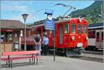 Es könnte ein Alltagsbid aus vergangen Zeiten sein: an einem Sommertag wartet ein der RhB Bernina Triebwagen auf seine (wenigen) Fahrgäste und die nahende Abfahrtszeit; das Personal geniesst den ruhige Ambiente.

So eindrücklich verträumt zeigt sich der ABe 4/4 I 35 der Blonay - Chamby Bahn in Blonay...

19. Juli 2025