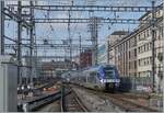 Der SNCF Z 27755 (nicht zu sehen an der Zugspitze) und der Z 27742 (am Schluss des Zuges) verlassen Genève als TER nach Lyon. 

Interessant ist auch ein Blick auf die Fahrleitung und den Schaltposten links im Bild - Während früher der Bahnhof in SBB Wechselstrom 15000 Volt, 16 2/3 Hertz und SNCF Gleichstrom (1500 Volt) Abschnitte geteilt war, können heutzutage etliche Gleise wahlweise mit der einen oder anderen Stromart gespeist werden, wobei der Vollständigkeit halber noch anzumerken ist, dass auf der SNCF Seite heute Wechsel- statt Geleichstrom eingespeist wird (25000 Volt 50 Hertz). 

20. August 2024