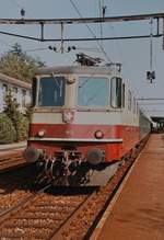 Die SBB Re 4/4 II 11252 mit dem Schnellzug 526 Richtung Lausanne beim Halt in Grenchen Süd.