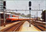 Die SBB Re 4/4 II 11106 mit erreicht mit einme  Swiss-Expres  von St.