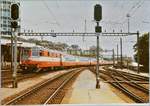 Die SBB Re 4/4 II 11106 erreicht mit einem Swiss-Express den Bahnhof von Lausanne.