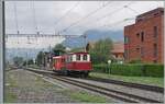 Der Tm 106 002 rangiert in Meirigen den KWO MIB Ta 2/2 N° 3 TRUDI in Meiringen auf das Gleis 1 was bedeutet, dass der Akkumulator-Triebwagen nicht alleine fahren kann oder darf.