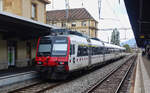 Als R 21 nach Bulles steht der TPF-RBDe 560 243 am 05.10.2025 abfahrbereit im Bahnhof Neuchatel