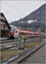 In Orsières wartet als herrlicher Kontrast zur Gleiswaage im Vordergrund des Bildes der TMR Region Alpes RABe 533 601 (UIC Nummer RABe 94 85 0 533 701-4 CH-RA) mit dem Wappen  Commune de St Léonard  und dem dazu passenden Namen  La Souterraine  als R82 26325 auf die Abfahrt nach Sembrancher.

24. Januar 2026