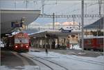 Über dem Bahnhof Pontresina leuchten die Berge zwischen Unterengadin und Oberengadin.