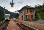 
Der FART Gelenk-Triebwagen ABe 4/6 54 „Intragna“  am 02.08.2019  hat seinen Endbahnhof  Camedo erreicht, und steht nun wieder zur Rückfahrt nach Locarno bereit.

Camedo ist ein Ort der Gemeinde Centovalli im Kanton Tessin in der Schweiz. Der Bahnhof ist der letzte auf der Schweizer Seite der Centovalli-Bahn, bzw. der von der FART (Ferrovie autolinee regionali ticinesi) als Centovalli-Bahn betrieben wird, 600 m weiter ist die schweizerisch-italienische Grenze. Der nächste Bahnhof ist Ribellasca, der von der italienischen SSIF (Società subalpina di imprese ferroviarie) betrieben wird und ab hier beginnt dann die Valle Vigezzo bis Domodossola.
