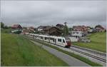 Nun verlässt nach vollzogener Kreuzung auch der TPF Regionalzug S50 nach Bulle den Bahnhof von Vaulruz Sud.