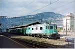 Die SBB Re 6/6 11655 in der gefälligen, aber dann verworfen Cargo Lackierung mit einem Schnellzug nach Brig beim Halt in Vevey.