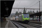 Die BLS Re 485 016-0 mit einem nordwärts fahrenden Güterzug für Lastwagen bei der Durchfahrt in Liestal.