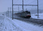 BLS: Güterzug mit Doppeltraktion der BR 186 bei der Durchfahrt Riedtwil am 17. Januar 2017. Als Spitzenlok eingereiht war die 186 105.
Foto: Walter Ruetsch 