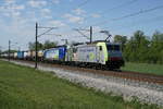 Güterzug von BLS CARGO INTERNATIONAL mit bunter Doppeltraktion mit Re 486 und blauer Vectron bei Murgenthal am 24. April 2020.
Foto: Walter Ruetsch