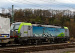guterverkehr/732563/bls-cargo-die-alpinisten-die-bls BLS Cargo. Die Alpinisten. .....
Die BLS Cargo 411 – Re 475 411-5 (91 85 4475 411-5 CH-BLSC) fährt am 17.04.2021 mit einem KLV-Zug durch Betzdorf/Sieg in Richtung Köln.

Die Siemens Vectron MS wurden 2017 von Siemens unter der Fabriknummer 22072 gebaut, sie hat die Zulassungen für CH/ D/ A/ I / NL und kann so vom Mittelmeer bis an die Nordsee ohne Lokwechsel durchfahren.