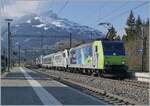 Die beiden BLS Lok Re 485 009 (91 85 4485 009-5 CH-BLSC) und 186 901 (91 80 6 186 905-6 D BLSC) fahren mit einer RoLa durch den Bahnhof von Mülenen.