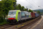 Die BLS Cargo 502, Re 486 502-8/E 486 502 SF  The Alpinists in Europa  (91 85 4486 502-8CH-BLSC) fährt am 07 Juli 2025 mit einem HUPAC KLV-Zug durch Kirchen (Sieg) in Richtung Köln.

Nochmals einen lieben Gruß an den netten Lokführer zurück.

Die TRAXX F140 MS wurde 2008 von Bombardier in Kassel unter der Fabriknummer 34401 gebaut und an die BLS Cargo AG (Bern) geliefert. Die Loks sind nur für die Schweiz, Deutschland, Österreich und Italien zugelassen.

Der Erfolg im Güterverkehr veranlasste die BLS zehn weitere TRAXX zu bestellen im Gegensatz zur ersten Serie TRAXX F140 AC1 mit der Bezeichnung Re 485 001 bis 485 020, die nur unter Wechselstrom fahren können, können die TRAXX F140 MS Re 486 501 bis 486 510 auch unter 3.000 Volt Gleichstrom eingesetzt werden. Bombardier hatte seit der ersten Lieferung Verbesserungen vorgenommen. Dabei wurde der Lokomotivkasten optimiert und die Traktionsausrüstung mit moderneren Komponenten versehen. Eine Nachbeschaffung wäre noch möglich gewesen, hätte aber dazu geführt, dass die Lokomotiven nicht auf dem neuesten Stand waren und nicht unter der Gleichstromfahrleitung eingesetzt werden konnten. Die eingebauten Zugbeeinflussungssysteme erlauben den Einsatz in Deutschland, Österreich, der Schweiz und Italien (DACHI). Anfänglich waren die Lokomotiven in der Schweiz nur für den Einsatz auf Strecken mit konventioneller Zugbeinflussung und nicht auf ETCS Level 2 Strecken zugelassen. Die Re 486 können unter sich und mit den Re 485 und Lokomotiven der Baureihe 185/186 in Vielfachsteuerung eingesetzt werden. Mittlerweile nach Umbauten durch die BLS, können die Loks nun auch mit Re 465, sowie mit Siemens Vectron der BR 193 bzw. Re 475 in Mehrfachtraktion gefahren werden.

TECHNISCHE DATEN:
Spurweite: 1.435 mm (Normalspur)
Achsformel: Bo’Bo’
Länge über Puffer: 18.900 mm
Höhe: 4.385 mm
Breite: 2.978 mm
Drehzapfenabstand: 10.400 mm
Achsabstand im Drehgestell: 2.600 mm
Dienstmasse: 85 t
Höchstgeschwindigkeit:  140 km/h
Dauerleistung: 5.600 kW
Dauerzugkraft: 300 kN
Treibraddurchmesser: 1.250 mm
Stromsysteme: 15 kV 16,7 Hz, 25 kV 50 Hz Wechselstrom sowie 3 kV und 1,5 kV Gleichstrom
Antrieb: Tatzlager