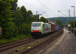 Die BLS Cargo 502, Re 486 502-8/E 486 502 SF  The Alpinists in Europa  (91 85 4486 502-8CH-BLSC) fährt am 07 Juli 2025 mit einem HUPAC KLV-Zug durch Kirchen (Sieg) in Richtung Köln.

Nochmals einen lieben Gruß an den netten Lokführer zurück.

Die TRAXX F140 MS wurde 2008 von Bombardier in Kassel unter der Fabriknummer 34401 gebaut und an die BLS Cargo AG (Bern) geliefert. Die Loks sind nur für die Schweiz, Deutschland, Österreich und Italien zugelassen.

Der Erfolg im Güterverkehr veranlasste die BLS zehn weitere TRAXX zu bestellen im Gegensatz zur ersten Serie TRAXX F140 AC1 mit der Bezeichnung Re 485 001 bis 485 020, die nur unter Wechselstrom fahren können, können die TRAXX F140 MS Re 486 501 bis 486 510 auch unter 3.000 Volt Gleichstrom eingesetzt werden. Bombardier hatte seit der ersten Lieferung Verbesserungen vorgenommen. Dabei wurde der Lokomotivkasten optimiert und die Traktionsausrüstung mit moderneren Komponenten versehen. Eine Nachbeschaffung wäre noch möglich gewesen, hätte aber dazu geführt, dass die Lokomotiven nicht auf dem neuesten Stand waren und nicht unter der Gleichstromfahrleitung eingesetzt werden konnten. Die eingebauten Zugbeeinflussungssysteme erlauben den Einsatz in Deutschland, Österreich, der Schweiz und Italien (DACHI). Anfänglich waren die Lokomotiven in der Schweiz nur für den Einsatz auf Strecken mit konventioneller Zugbeinflussung und nicht auf ETCS Level 2 Strecken zugelassen. Die Re 486 können unter sich und mit den Re 485 und Lokomotiven der Baureihe 185/186 in Vielfachsteuerung eingesetzt werden. Mittlerweile nach Umbauten durch die BLS, können die Loks nun auch mit Re 465, sowie mit Siemens Vectron der BR 193 bzw. Re 475 in Mehrfachtraktion gefahren werden.

TECHNISCHE DATEN:
Spurweite: 1.435 mm (Normalspur)
Achsformel: Bo’Bo’
Länge über Puffer: 18.900 mm
Höhe: 4.385 mm
Breite: 2.978 mm
Drehzapfenabstand: 10.400 mm
Achsabstand im Drehgestell: 2.600 mm
Dienstmasse: 85 t
Höchstgeschwindigkeit:  140 km/h
Dauerleistung: 5.600 kW
Dauerzugkraft: 300 kN
Treibraddurchmesser: 1.250 mm
Stromsysteme: 15 kV 16,7 Hz, 25 kV 50 Hz Wechselstrom sowie 3 kV und 1,5 kV Gleichstrom
Antrieb: Tatzlager
