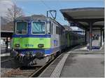 Die 1966 gebaute BLS Re 4/4 501 hat mit ihrem RE 4068 von Zweisimmen kommend den Zielbahnhof  Interlaken Ost erreicht.