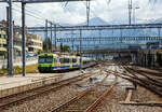 Eine BLS NPZ-Einheit verlässt als RE nach Interlaken Ost am 28.05.2023 den Bahnhof Spiez, am Zugschluss der Triebwagen RBDe 565 737 (94 85 7 565 737-x CH-BLS), ex BN RBDe 4/4 737. 