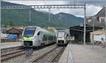 Im BLS /MLB Bahnhof von Grenchen Nord kreuzen sich der BLS MIKA RABe 528 109 als IR 1869 von Biel/Bienne nach Basel und der BLS MIKA RABe 528 134 als IR 1868 auf der Fahrt von Basel SBB nach