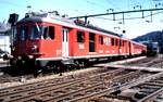 EBT SMS VHB BDe 4/4 Nr.251 in Langenau (CH) am 24.08.1980. Text von Internet Wikipedia:  Die Emmental-Burgdorf-Thun-Bahn (EBT) ist eine ehemalige Eisenbahngesellschaft, die ihren Sitz in Burgdorf in der Schweiz hatte. Sie fusionierte 1997 mit den Vereinigten Huttwil-Bahnen (VHB) und der Solothurn-Mnster-Bahn (SMB) zum Regionalverkehr Mittelland (RM). Die RM ihrerseits fusionierte im Juni 2006 mit der BLS Ltschbergbahn (BLS) zur BLS AG. 