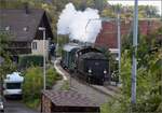 175 Jahre Spanisch-Brötli-Bahn und Dampffest Koblenz.

In Rietheim ist die A 3/5 705 in einer ganz besonderen Ortsdurchfahrt. Oktober 2022.
