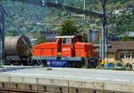 Aus dem Zug heraus, die Em 3/3 163  Rene  (98 85 5837 910-9 CH-LONZA) eine Henschel DHG 500 C der Lonza Group AG (Visp), am 26.05.2023 mit einem Kesselwagenzug im Bahnhof Visp.

Die Henschel  DHG 500 C wurde 1968 von Henschel in Kassel unter Fabriknummer  31239  gebaut und war erst als Mietlok im Einsatz. Im Jahr 1971 verkaufte sie dann Henschel an die Lonza AG in die Schweiz.
2014 wurde die Lok von der LSB Lok Service Balmer AG in Hinwil komplett neu revidiert und remotorisiert.

Die Henschel DHG 500 C ist eine dieselhydraulische Lokomotive, die von den Henschel-Werken gebaut wurde. Sie war vor allem für den Einsatz im schweren Werksdienst vorgesehen. Die Lok gehört zur ab 1962/63 angebotenen sogenannten vierten Generation der Henschel-Loks, der ersten Generation mit Gelenkwellenantrieb. Die Aufbauten wurden dabei ohne große Änderungen von der vorigen Generation übernommen.  Zur besseren Bogenläufigkeit war die mittlere Achse seitenverschiebbar gelagert. 

Von den Henschel DHG 500 C wurde zwischen 1963 und 1976 insgesamt  62 Exemplaren gebaut. Die Loks gingen vornehmlich an Bergbaugesellschaften und Stahlproduzenten sowie Chemieunternehmen. So erwarb die Rheinelbe Bergbau AG in Gelsenkirchen elf Loks und die Hibernia AG, Zechenbahn- und Hafenbetriebe Ruhr-Mitte in Gladbeck neun Loks vom Typ DHG 500 C. Die meisten Lokomotiven wiesen bei Auslieferung den Henschel-Standardanstrich in Blau mit zwei horizontalen Zierstreifen an den Vorbauten auf. Die durch Zusammenschluss entstandene Ruhrkohle AG hatte zeitweise 31 Lokomotiven dieses Typs im Bestand. 

TECHNISCHE DATEN (nach Umbau):
Spurweite:  1.435 mm (Normalspur)
Achsformel: C
Länge über Puffer:  9.900 mm
Höhe:  4.225 mm
Breite: 3.040 mm
Fester Radstand:  3.700 mm
Kleinster bef. Halbmesser:  80 m
Dienstgewicht:  60 t
Höchstgeschwindigkeit: 30 km/h / 60 km/h (Schleppfahrt 70 km/h)
Treibraddurchmesser:  1.000 mm
Motor:  neuer Deutz V6 Motor mit elastischer Vorschaltkupplung. inkl. Partikelfilter (Vollstrombrenner mit aktiver Regeneration), 
der ehemalige Motor war ein Henschel 12V 1416 
Installierte Leistung:  368 kW (500 PS)
Getriebe:  Voith
Leistungsübertragung:  hydraulisch (über Gelenkwellen)
