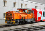 
Die RhB Gm 3/3 – 233 rangiert am 17.02.2017  den Glacier-Express  Panoramawagen MGB Api 4040 im Bahnhof Chur.

Die Gm 3/3 ist eine dreiachsige dieselelektrische Rangierlokomotive der Rhätischen Bahn (RhB). Für die RhB wurden drei Maschinen von der französischen Firma Moyse gebaut und zwischen 1975 und 1976, mit den Betriebsnummern 231 bis 233, in Betrieb genommen. Die 233 wurde 1976 unter der Fabriknummer 3555 von Moyse gebaut.

Gemäß der ursprünglichen Idee sollte der Hersteller, die französische Firma Moyse, die meisten Baugruppen aus der Serienproduktion eines französischen Loktyps übernehmen. Die vielen Sonderwünsche der RhB (MTU-Dieselmotor, Vakuumbremse, Vielfachsteuerung, Führerstandseinrichtung nach RhB-Norm) erzwangen jedoch umfangreiche Änderungen und verzögerten die Lieferung der Anfang 1974 bestellten Fahrzeuge erheblich.

Die Stundenleistung der maximal 55 km/h schnellen, 34 t schweren Lokomotiven beträgt 220 kW. Mittels eines dem Gleichstrom-Fahrmotor nachgeschalteten Getriebe kann zwischen Rangier- und Streckengang gewechselt werden.

Die ursprünglich rotbraun, seit Anfang der 1990er Jahre verkehrsorange lackierten Gm 3/3 verrichten planmäßig den schweren Rangierdienst auf den Bahnhöfen Landquart, Chur und Untervaz. Dank ihrer hohen Anfahrzugkraft (im Rangiergang 153 kN) und der möglichen Doppeltraktion eignen sich die robusten Fahrzeuge auch für den schweren Bauzugdienst. Schneeräumfahrten, gemeinsam mit der kleinen Schneeschleuder Xrotm 9216 oder der grossen Xrotmt 9217, gehören ebenfalls zum Einsatzprogramm.

TECHNISCHE DATEN (der Gm 3/3):
Spurweite:  1.000 mm
Achsformel: C
Länge über Puffer: 7.960 mm
Breite: 2.700 mm
Dienstgewicht: 34 t
Höchstgeschwindigkeit:  55 km/h
Dauerleistung:  386 kW (Dieselmotor) / 220 kW (am Rad)
Anfahrzugkraft:  153 kN (Rangiergang) / 61 kN (Streckengang)
Stundenzugkraft:  83.4 kN (Rangiergang) / 34.3 (Streckengang)
Treibraddurchmesser:  920 mm
Motor:  MTU 6-Zylinder-Dieselmotor 6V 33 1 TC10
Leistungsübertragung:  Diesel-Elektrisch