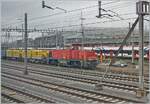 Aus dem Zug bei der Einfahrt in Genève fotografiert: die Diesellok Am 841 035-9 mit einem Bauzug.
