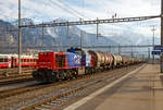 am-843-mak-1700/543319/die-sbb-cargo-am-843-073-8 
Die SBB Cargo Am 843 073-8 (eine modifizierte Vossloh MaK 1700) fährt am 20.02.2017 mit einem langen Kesselwagenzug (Wagen der Gattung Zans, laut Warntafel 30/1202 für/mit Heizöl / Dieselkraftstoff) in den Bahnhof Landquart, wo der Zug später von einer Re 4/4 II übernommen wird.


Die Lok wurde 2004 von Vossloh in Kiel unter der Fabriknummer 1001421 gebaut und an die SBB Cargo AG in Basel geliefert. 

Die SBB Am 843 ist eine moderne Rangier- und Güterzugslokomotive der Schweizerischen Bundesbahnen (SBB). Sie ersetzt ältere Rangierlokomotiven wie die SBB Bm 4/4 und SBB Bm 6/6. Eingesetzt wird die Am 843 von der Division Infrastruktur (843 001ff), der Division Personenverkehr (041ff) und von SBB Cargo (050ff). Die Division Infrastruktur verwendet die Am 843 vor allem in den großen Rangierbahnhöfen, Personenverkehr in Basel und Chiasso und bei SBB Cargo dient sie vor allem für Zustellfahrten im Nahgüterverkehr.

Die Am 843 verfügt über einen Mikropartikelfilter und gilt als eine der saubersten Diesellokomotiven. Die Filteranlage verhindert, dass 95 % der Russpartikel in die Umwelt abgegeben werden. Die Am 843 basiert auf den dieselhydraulischen Standardlokomotiven des Typs G 1700-2 BB des Kieler Schienenfahrzeugherstellers Vossloh, ist aber im Gegensatz zur Standard-Version auf den in der Schweiz üblichen Linksverkehr ausgelegt.

Anfang der 2000ter musste eine neue Lokomotive angeschafft werden, welche allen Anforderungen gerecht wurde. So musste die Lok über hervorragende Langsam Fahreigenschaften verfügen um im Verschubdienst eingesetzt werden zu können. Die SBB-Cargo wollte aber auch im Nahbereich Zustellfahrten machen, was eine Höchstgeschwindigkeit von 100 km/h erfordernde und gute Leistung. Schließlich fiel die Wahl auf die MaK 1700 BB, welches bei Vossloh in Kiel entstehen sollte. Vossloh entstand aus der ehemaligen und bekannten Unternehmen Maschinenfabrik Kiel (MaK). Dies war die erste größere Serie die der Kieler Lokomotivbau in die Schweiz verkaufen konnte. Noch bei der letzten Ausschreibung haben die Kieler gegen das Konsortium um Alstom verloren. Ebenfalls eine Neuheit war, dass die SBB erstmals eine größere Anzahl dieselhydraulischer Lokomotiven anschafften, nachdem bei der Am 841 noch einer dieselelektrischen Lokomotive der Vorzug gewährt wurde.

Der Lokrahmen besteht aus Walzträgern und massiven Blechen, welche in Schweißkonstruktion miteinander verbunden wurden. Dadurch entsteht ein stabiler und robuster Grundaufbau, welcher der Lok die notwendigen Festigkeiten verleiht. Im Lokrahmen wurde eine so genannte Umweltwanne montiert, welche aus dem Fahrmotor austretenden Flüssigkeiten (Mineralölen und Wasseremulsionen) auffängt, diese können mit Hilfe eines Ablasshahnes entleert und fachmännisch entsorgt werden.

Der vordere längere Vorbau beinhaltet neben dem Dieselmotor auch die notwendige Kühlanlage und das Antriebsgetriebe. Der kürzere hintere Vorbau enthält neben der Druckluftanlage auch die elektrischen Komponenten wie die Batterieladung.

Zwischen den beiden Vorbauten befindet sich das Mittelführerhaus, welches über die zwei diagonal gegenüberliegenden Eingangstüren betreten werden kann. In ihm sind alle für den Lokführer notwendigen Einbauten vorhanden. Ein Führersitz je Fahrpult und Fahrrichtung, welcher mit Arm- und Rückenlehnen ausgerüstet ist, erlaubt die sitzende Bedienung der Lokomotive. Dieser Führersitz ist drehbar gelagert und kann zusammengeklappt und unter den Führertisch verschoben werden. Dadurch ist auch die stehende Bedienung der Lokomotive ohne Behinderung möglich. Zur Entlastung der Füße sind auch verstellbare Fußstützen montiert. Der Fußboden ist mit einem Profilgummibelag belegt worden, der eine einfache Reinigung und dennoch einen guten Stand erlaubt.

Angetrieben wird die Lokomotive von einem 12-Zylinder-4Takt-Dieselmotor vom Typ Caterpillar 3512 B DI-TA-SCAC, dieser erbringt mit Hilfe der beiden Abgasturbolader und der Ladeluftkühlung eine maximale Leistung von 1.500 KW (2.040 PS). Seine höchste Drehzahl beträgt 1.800 U/min. Er wird mit Hilfe eines elektrischen Anlassers gestartet und ist elektronisch geregelt. Dadurch ist es möglich, den Motor bestmöglich im optimalen Leistungsbereich zu betreiben. Sein Gewicht beträgt mit 322 Liter Schmieröl und 134 Liter Kühlwasser 7.700 kg.

Die vom Dieselmotor erzeugte Leistung wird mittels einer Gelenkwelle auf das hydrodynamische Getriebe (Turbowendegetriebe), vom Typ Voith L5r4zseU2, übertragen. Das Getriebe hat eine maximale Leistung von 1.400 kW. Es beschränkt somit die Leistung der Lokomotive und verhindert zugleich, dass der Fahrmotor überlastet werden kann. Seine maximale Drehzahl ist gleich groß, wie jene des Fahrmotors. 

Das Turbowendegetriebe besitzt für jede Fahrrichtung zwei Drehmomentwandler. Dem eigentlichen Wandlergetriebe ist eine mechanische Getriebe nachgeschaltet, das eine niedrige für den Rangierbetrieb bestimmte Schaltung und eine höhere für den Streckenbetrieb bestimmte Schaltung zur Verfügung zu stellen. Diese Umschaltung darf jedoch erst im Stillstand erfolgen.

Die Achsen in den Drehgestellen werden über Gelenkwellen vom Turbowendegetriebe angetrieben. Die Übertragung auf die Achsen erfolgt mit Hilfe von Stirnradgetrieben mit Kegelradvorgelege.

Technische Daten:
Spurweite: 1.435 mm (Normalspur)
Achsformel: B'B'
Länge über Puffer: 15.200 mm
Höhe: 4.220 mm
Breite: 3.080 mm
Drehzapfenabstand: 7.700 mm
Achsstand im Drehgestell: 2.400 mm
Dienstgewicht:  80 t
Höchstgeschwindigkeit: 100 km/h (40 km im Rangiergang)
Installierte Leistung: 1.500 kW (2.040 PS)
Anfahrzugkraft:  249 kN
Treibraddurchmesser:  1.000 mm
Motorentyp:  Caterpillar 3512B DI-TA-SCAC
Nenndrehzahl: 1.800/min
Kleinster bef. Halbmesser:  60 m
Tankinhalt: 3.500 l