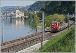 Vor der Kulisse des Château de Chillon ist der SBB Tm 234 418-2  DART  (Tm98 85 5 234 418-2 CH SBBI) ist mit zwei Dienstwagen in Richtung Villeneuve unterwegs.