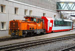 Die RhB Gm 3/3 – 233 rangiert am 17.02.2017  den Glacier-Express  Panoramawagen MGB Api 4040 im Bahnhof Chur.